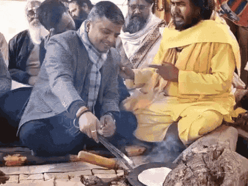 24 दिसंबर को DM मनीष कुमार वर्मा ने सतुआ बाबा के आश्रम में चूल्हे पर रोटी सेंकी थी।