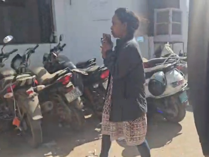 पुलिस हिरासत में संदेही युवती
