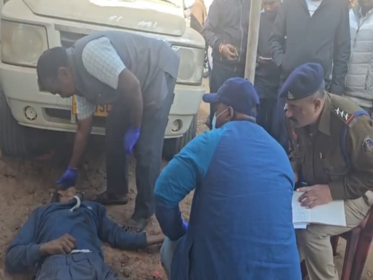 घटनास्थल पर जांच करती पुलिस