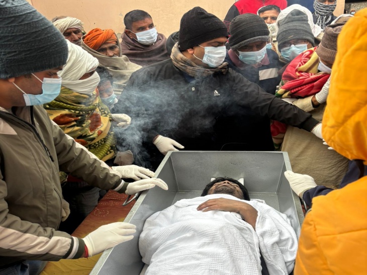 विपिन का 12 दिन में शव भारत आया। घर पर शव लाने के बाद अंतिम संस्कार की तैयारी के समय सबको मास्क पहनने पड़े।