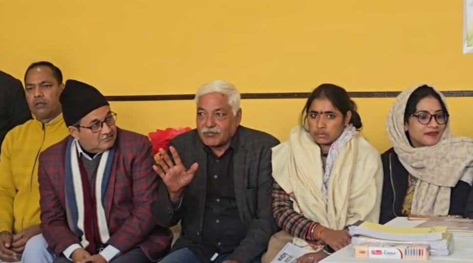 नारनौल में आयोजित पत्रकारवार्ता में मौजूद पूर्व जज राकेश यादव व महिला जिला अध्यक्ष डा. राज सुनेश यादव