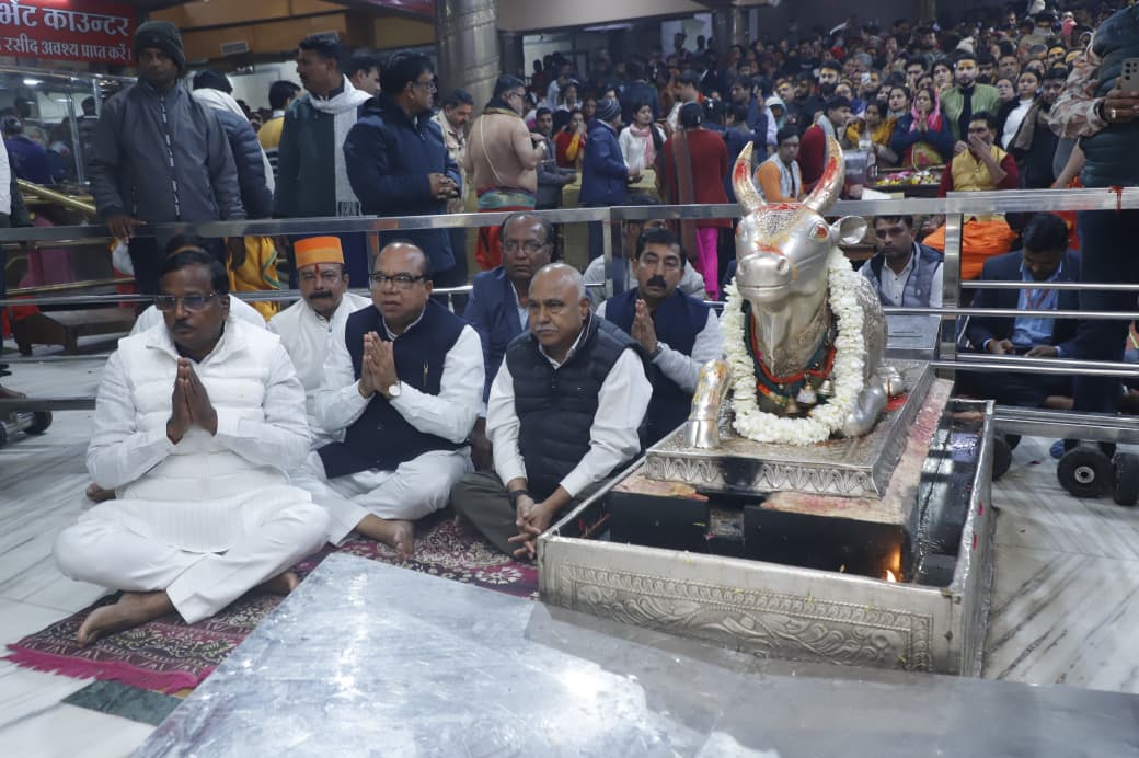 महाकालेश्वर मंदिर में नंदी हॉल से दर्शन करते हेमंत खंडेलवाल एवं अन्य नेता।