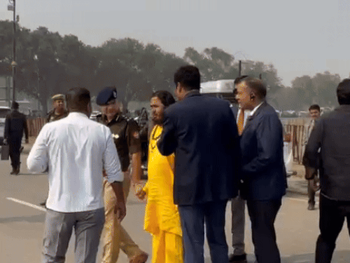 माघ मेला में प्रबंधन के दौरान जब सीएम को पहुंचना था, अफसरों के साथ व्यवस्थाओं को समझते हुए सतुआ बाबा दिखे।