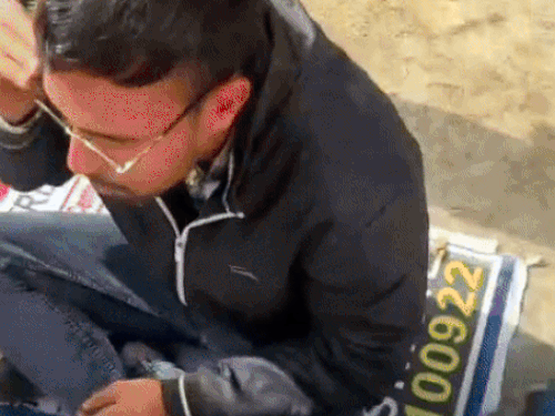 ग्लास में कोल्ड ड्रिंक पीने के बाद एक-दूसरे के पीछे भागते युवक।