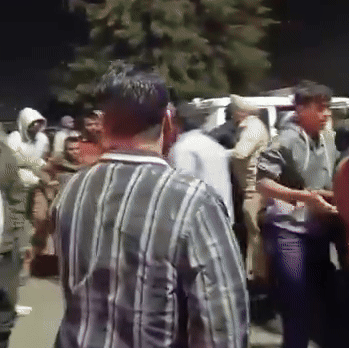 घटना के बाद मौके पर चीख-पुकार मच गई। पुलिस के पहुंचने से पहले ही लोग घायलों की बचाने में जुट गए।