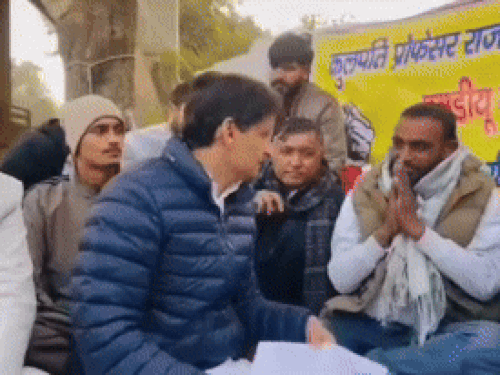 धरने पर समर्थन देने पहुंचे सांसद दीपेंद्र का आभार प्रकट करते छात्र।