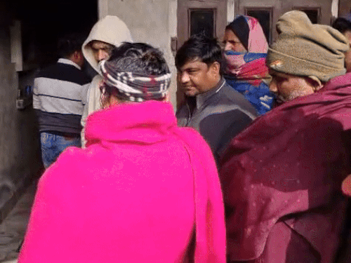 शहीद के घर पर पहुंचे जवान।