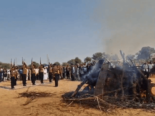 शहीद हीरालाल को सैन्य सम्मान के साथ विदाई दी गई। - Dainik Bhaskar