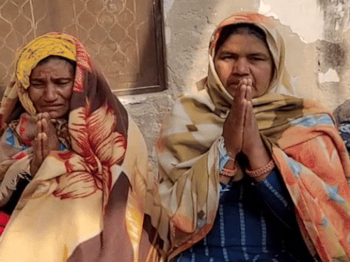 राहुल की मां शशि देवी (पीली चुनरी सिर पर रखे हुए) हाथ जोड़कर बेटे को सही सलामत घर लाने की अपील कर रही हैं। उन्हें बेटे की मौत की खबर नहीं दी गई है।