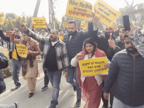 कांग्रेस विधायक परगट सिंह के घर का घेराव करने पहुंचे आप कार्यकर्ता।