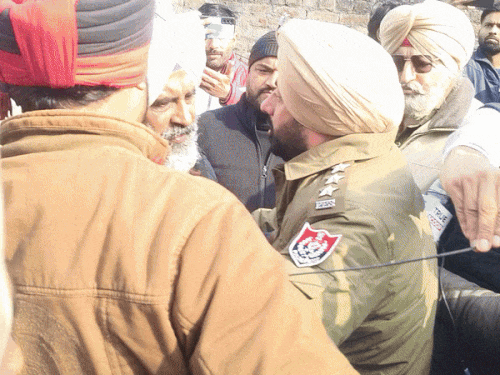 कांग्रेस विधायक और पुलिस की नोकझोंक।