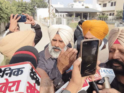 मीडिया से बात करते कांग्रेस विधायक परगट सिंह।