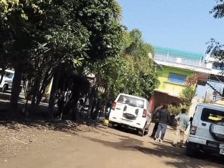 उज्जैन सहित कई जिलों की संयुक्त टीम ने नर्सरी पर दबिश दी।