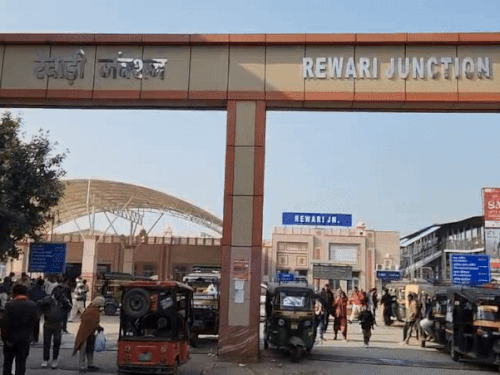 रेवाड़ी जंक्शन से आते और जाते यात्री।