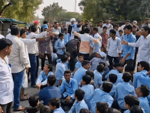 सायला में प्रदर्शन करते हुए स्कूल के छात्र-छात्राएं।