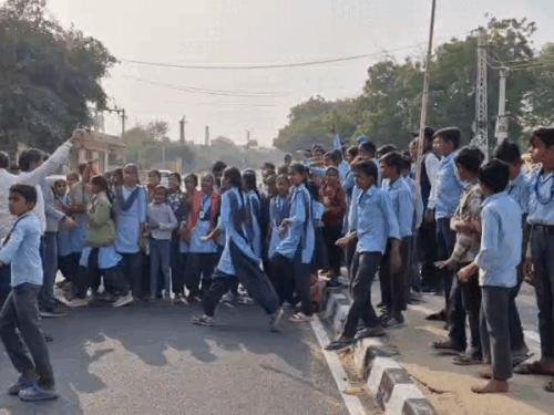 सायला में स्कूल में लगे व्याख्याता को नहीं हटाने की मांग को लेकर प्रदर्शन करते हुए छात्र-छात्राएं।