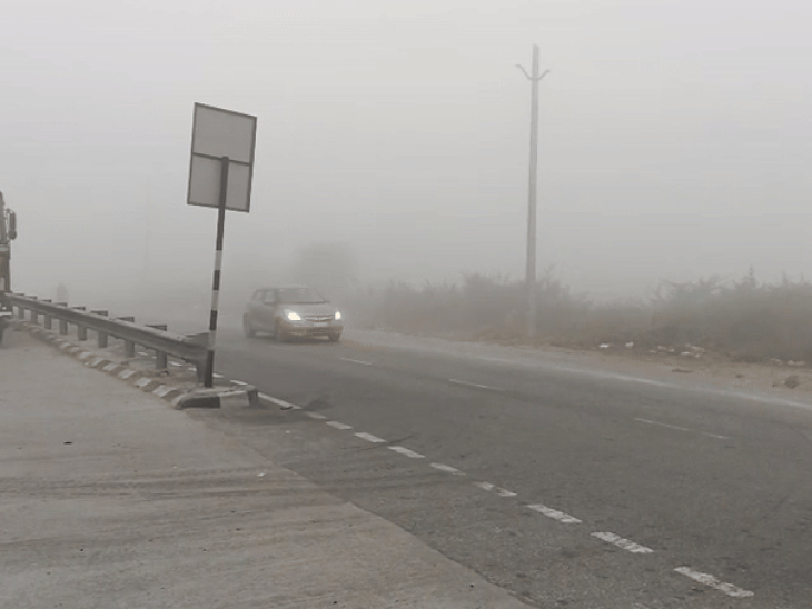 उदयपुर के देबारी से काया हाईवे पर घना कोहरा छाया हुआ है। इस क्षेत्र के हाईवे किनारे कानपुर, लकड़वास, मटून, भोईयों की पचोली आदि ग्रामीण इलाकों में कोहरे का प्रभाव आज था।