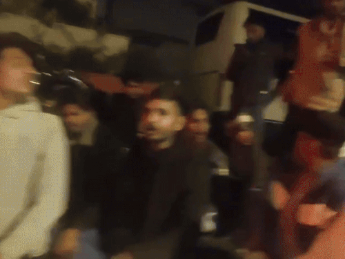 कार्रवाई की मांग पर अड़े कार्यकर्ता।