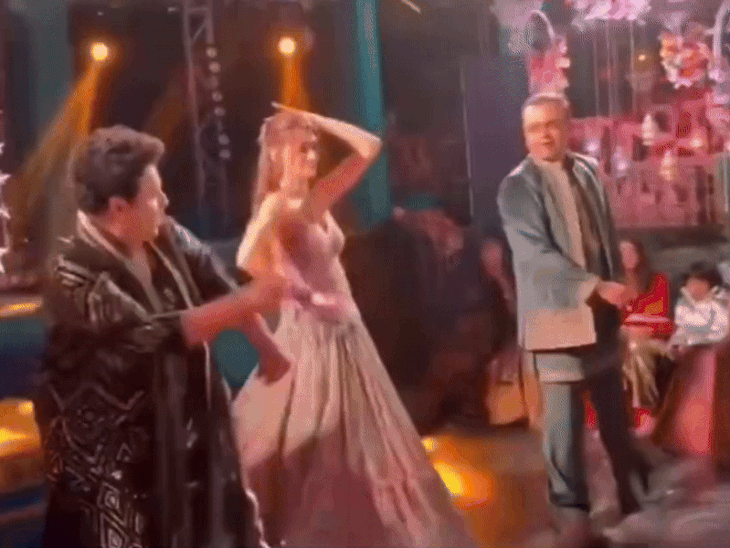 कृति सेनन ने शुक्रवार देर रात तक एक से बढ़कर एक गानों पर डांस किया।