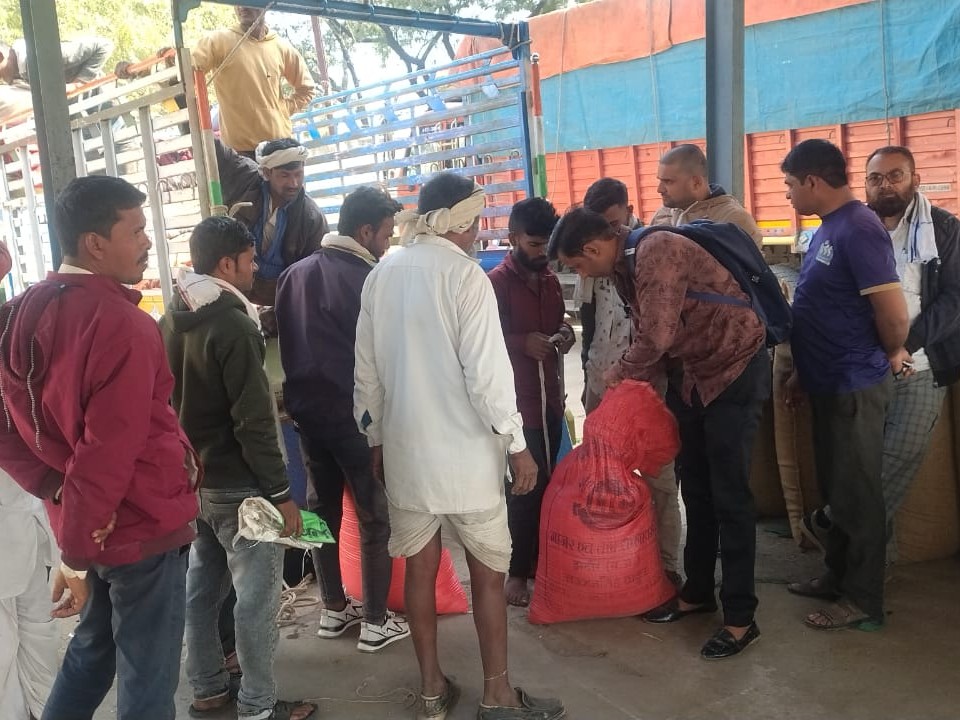 सौंफ उपज नीलामी में बोली लगाते व्यापारी।