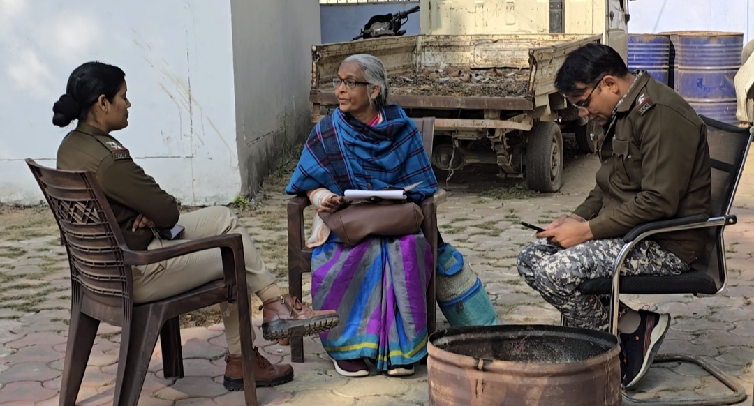 पुलिस अधिकारियों से चर्चा करती मृतक की मां