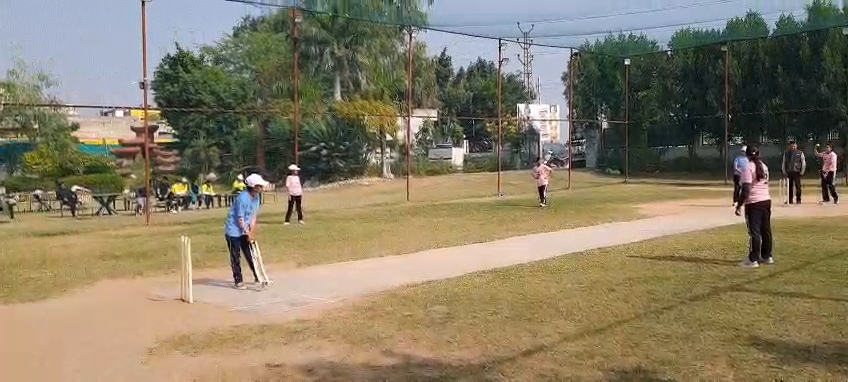 प्रतियोगिता के दौरान मैच खेलते महिला खिलाड़ी।