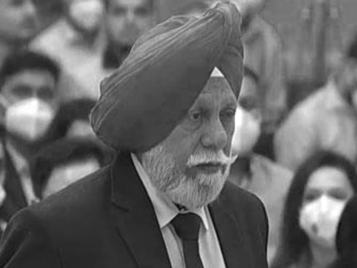 দবিন্দর সিং একজন প্রাক্তন আইপিএস অফিসার ছিলেন।