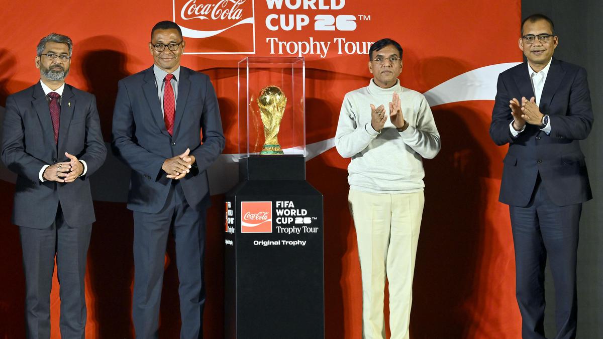 কেন্দ্রীয় ক্রীড়া মন্ত্রী মনসুখ মান্ডাভিয়া (ডান থেকে দ্বিতীয়) এবং প্রাক্তন ব্রাজিলিয়ান ফুটবলার গিলবার্তো দা সিলভা (বাম থেকে দ্বিতীয়) ফিফা বিশ্বকাপ ট্রফি 2026 উন্মোচন করেছেন৷
