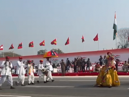 पूरी झांकी के साथ लगभग कई कलाकारों की ओर से गैर नृत्य की लाइव प्रस्तुति भी दी जा रही है।