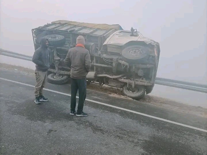 क्कर इतनी जबरदस्त थी कि कई वाहनों को गंभीर क्षति पहुंची है। हादसे में सड़क पर एक हाइवा पटला हुआ दिख रहा है