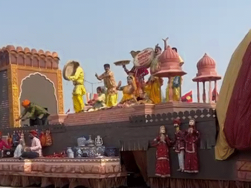 झांकी के ऊपरी मंच पर भरतपुर क्षेत्र की प्रसिद्ध “फूलों की होली” लोक नृत्य की प्रस्तुति दी जा रही है।