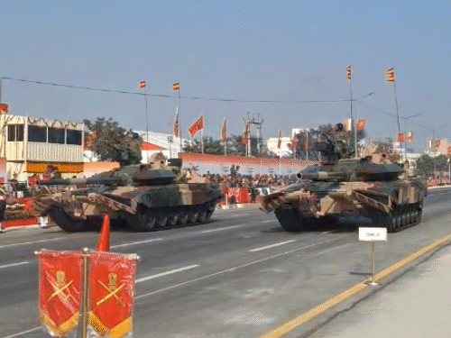 જયપુરના મહેલ રોડ પર ભારતીય સેનાએ ટેન્કનું પ્રદર્શન કર્યું. આ દરમિયાન સામાન્ય લોકો આ ટેન્કોની વિશેષતાઓથી પણ પરિચિત થયા.