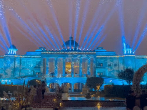 तस्वीर होटल रेफल्स की है। शादी के लिए की गई सजावट और लाइटिंग से होटल जगमगाता नजर आया।