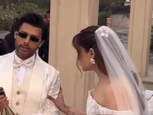 नूपुर सेनन और स्टेबिन बेन की शनिवार शाम क्रिश्चियन रीति-रिवाज से शादी हुई।