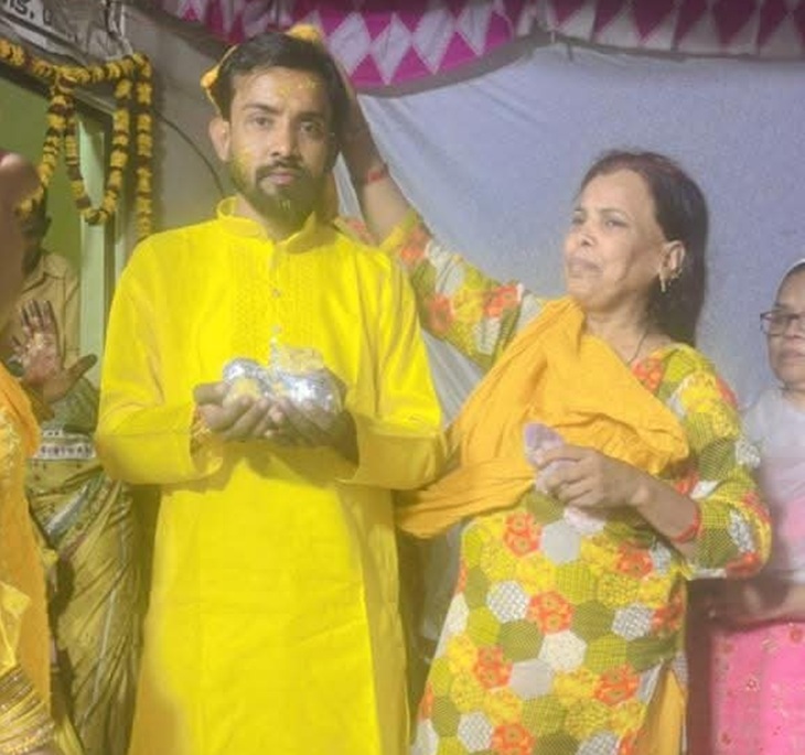 ये तस्वीर फैसल के निकाह से पहले की है। इसमें परिवार की महिलाएं भी खड़ी नजर आ रही हैं।