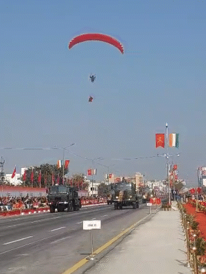 भारतीय ध्वज को हवा में लहराकर हवलदार राजेश सिंह ने शानदार प्रदर्शन किया।