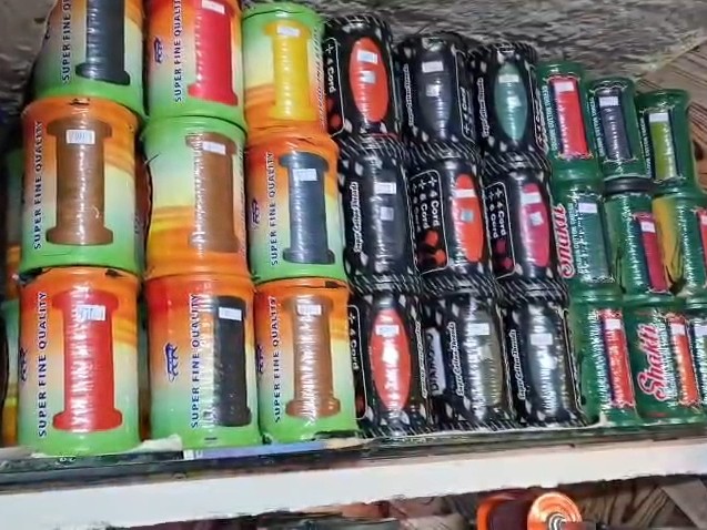 दुकान में रखी पतंग की डोर