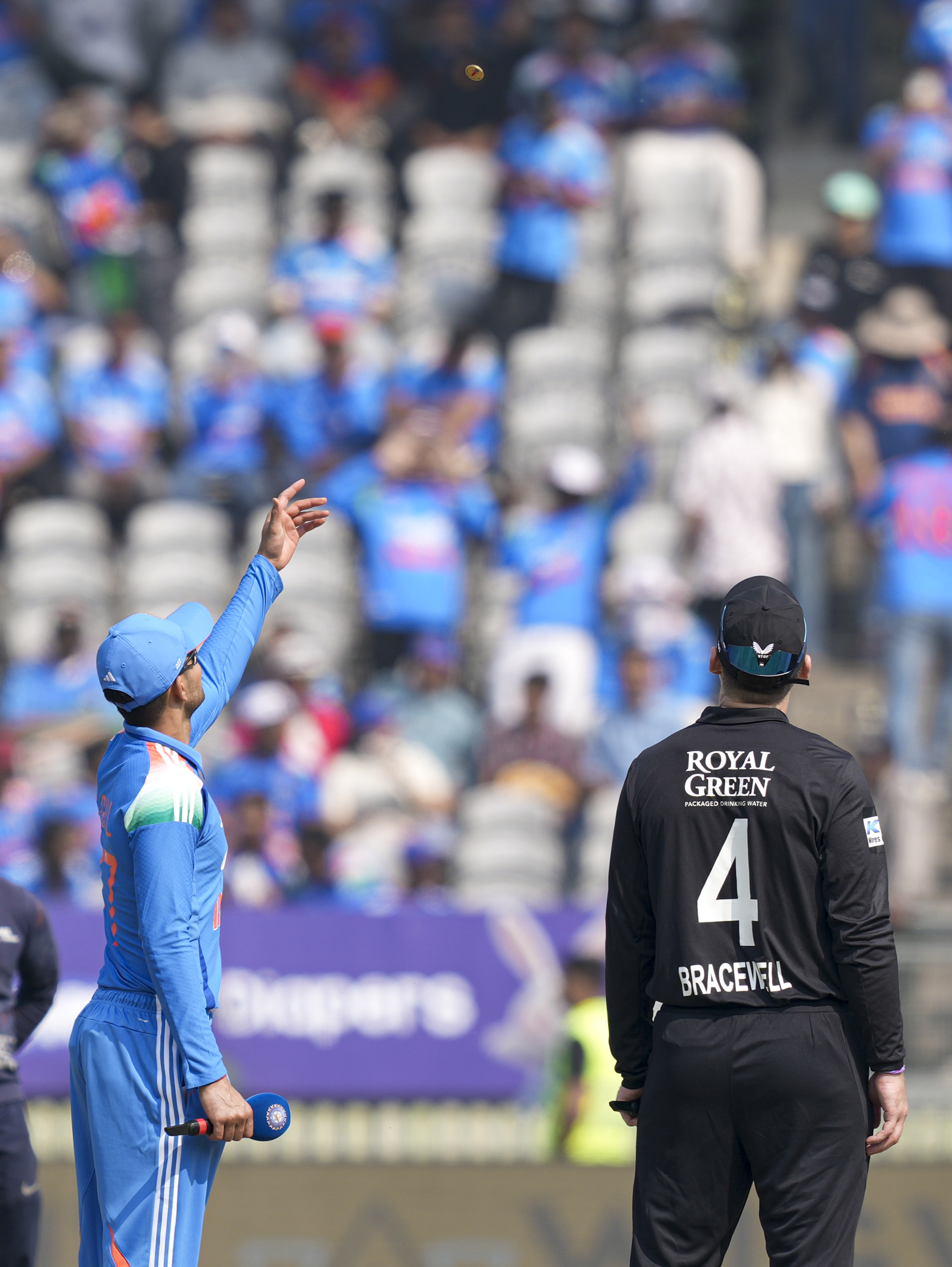 टॉस का सिक्का उछालते भारतीय कप्तान शुभमन गिल।