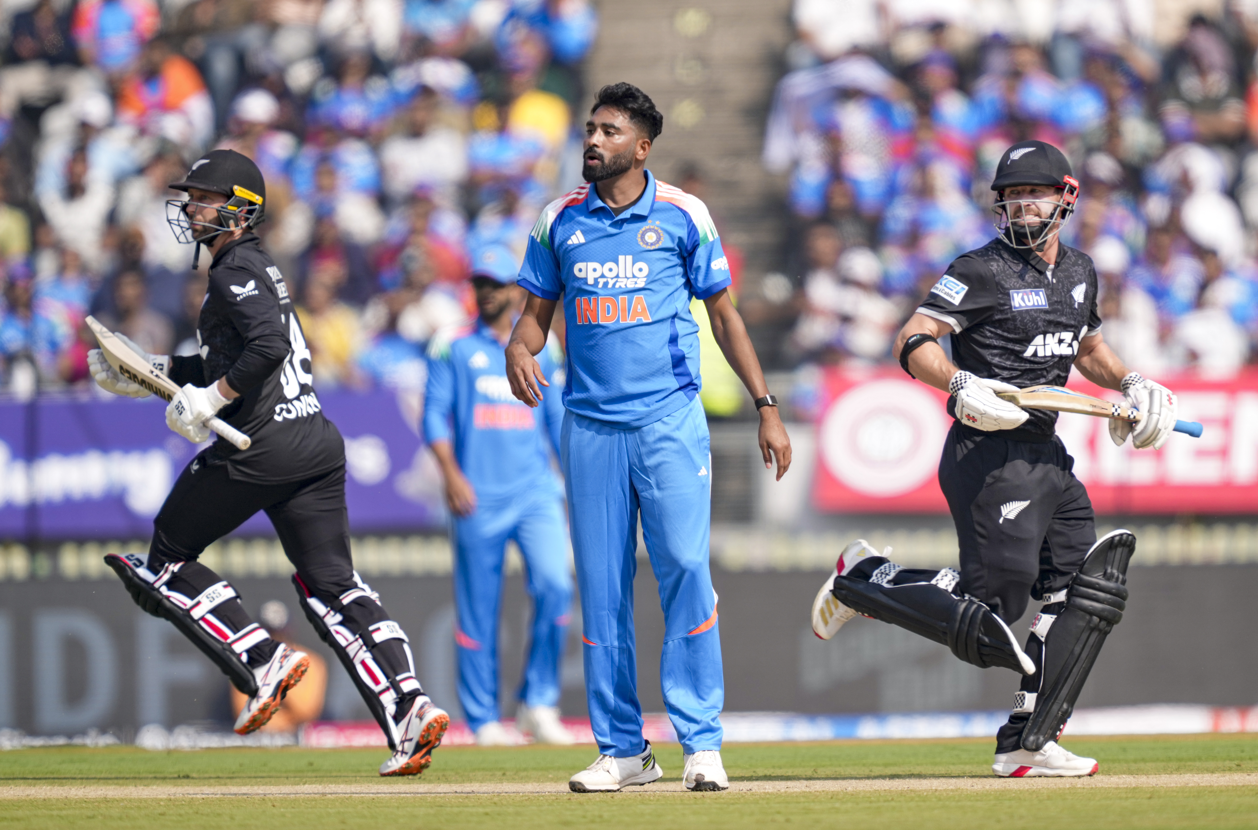 सिराज ने पहले ओवर में 5 बॉल डॉट कराई।