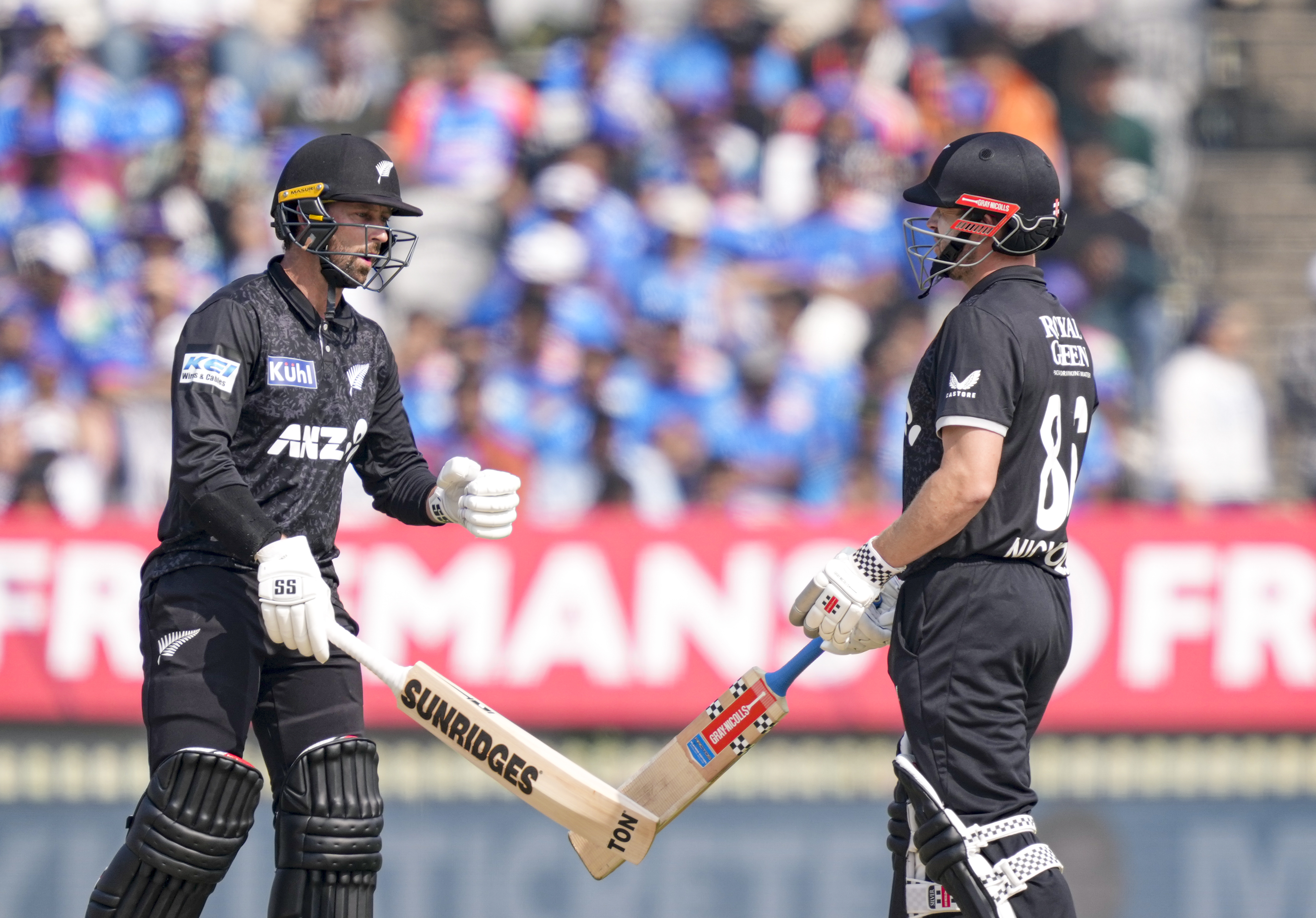 कॉन्वे और निकोल्स की जोड़ी ने फिफ्टी पार्टनरशिप की।