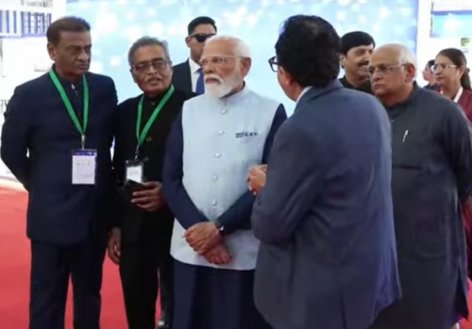 एग्जीबिशन का जायजा लेते हुए हुए पीएम मोदी।