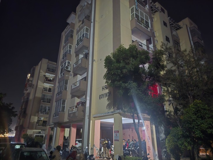 Fire broke out in a flat in Shri Krishna Sharanam Society | श्री कृष्ण शरणम् सोसाइटी के एक फ्लैट में लगी आग: संत प्रेमानंद महाराज के आश्रम से जुड़े ट्रस्ट का है