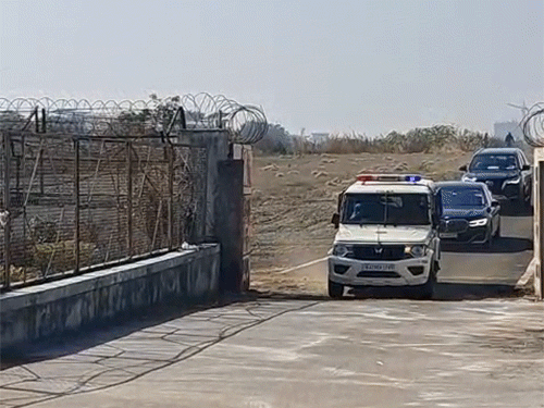 समिट में पहुंचता हुआ पीएम मोदी का काफिला।