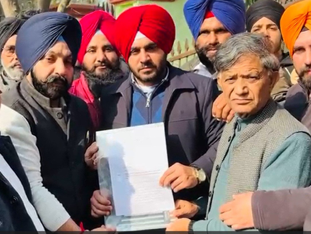 दिल्ली के पूर्व मुख्यमंत्री आतिशी के खिलाफ ज्ञापन देते अकाली दल के नेता।