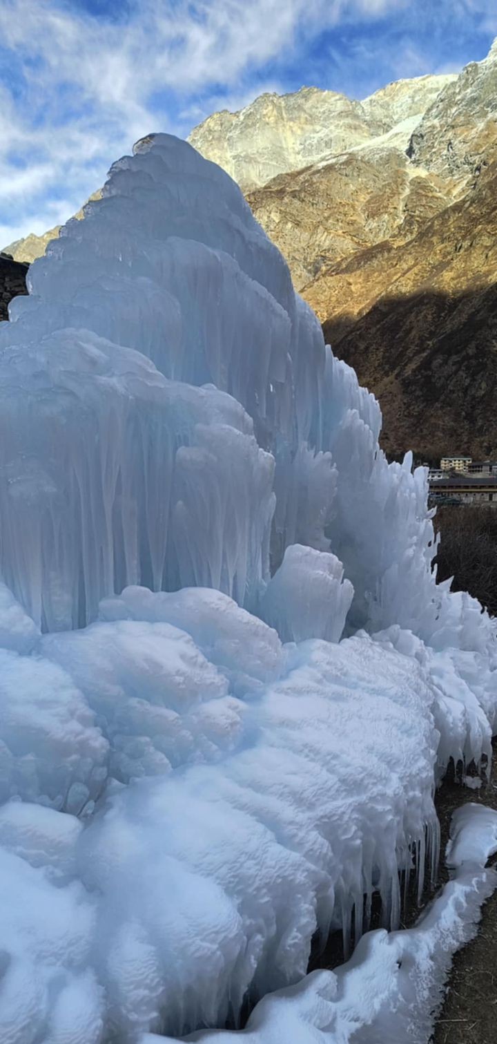 उत्तराखंड के चमोली में शनिवार को न्यूनताम तापमान -18 डिग्री रिकॉर्ड किया गया। यहां ऋषि गंगा नदी का पानी पूरी तरह जम गया है।
