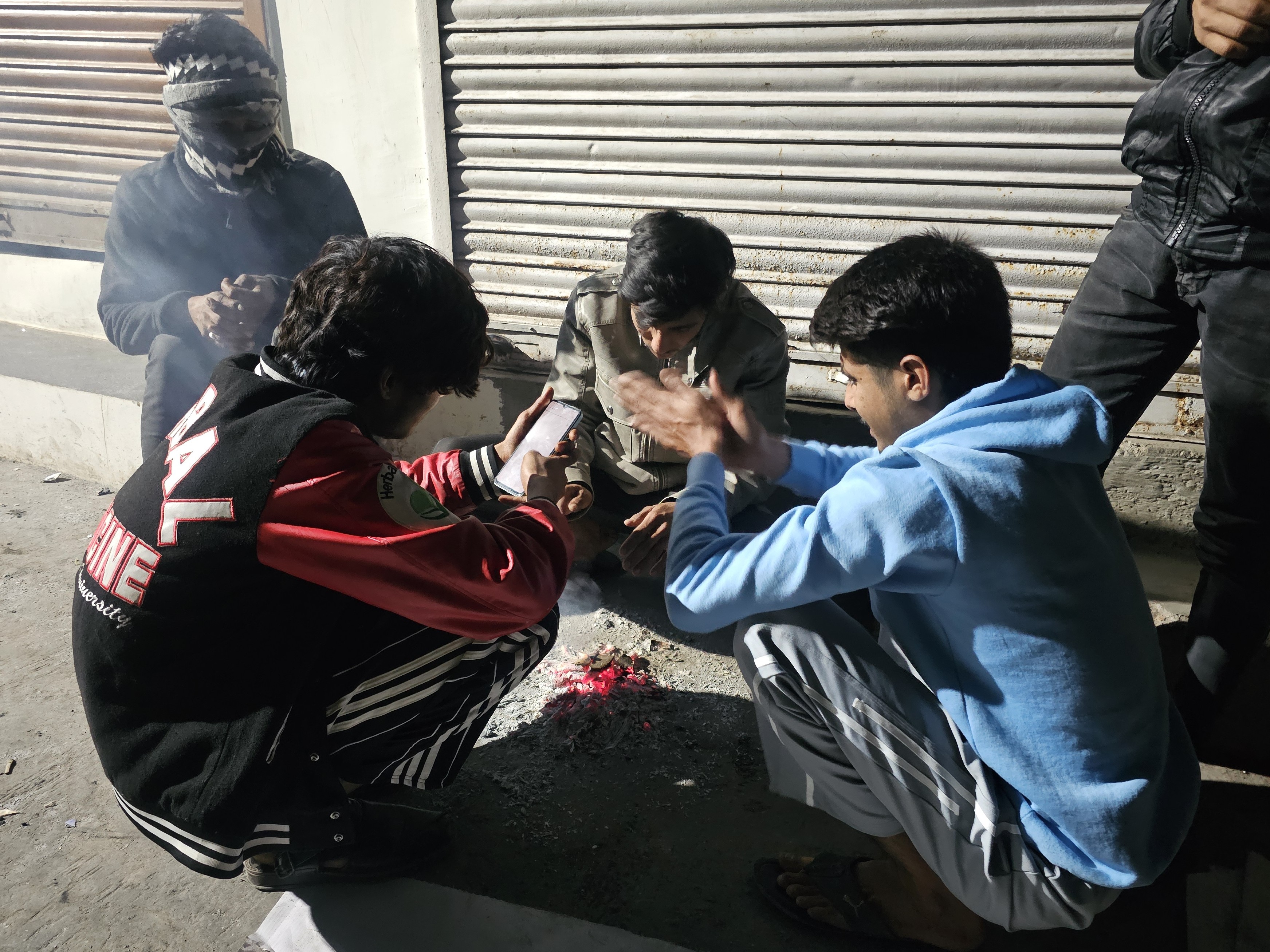 शीतलहर चलने से शहर में जगह-जगह अलाव जल रहे हैं।