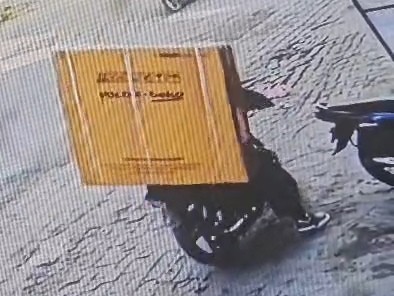 बाइक वाशिंग मशीन लादकर भागता चोर