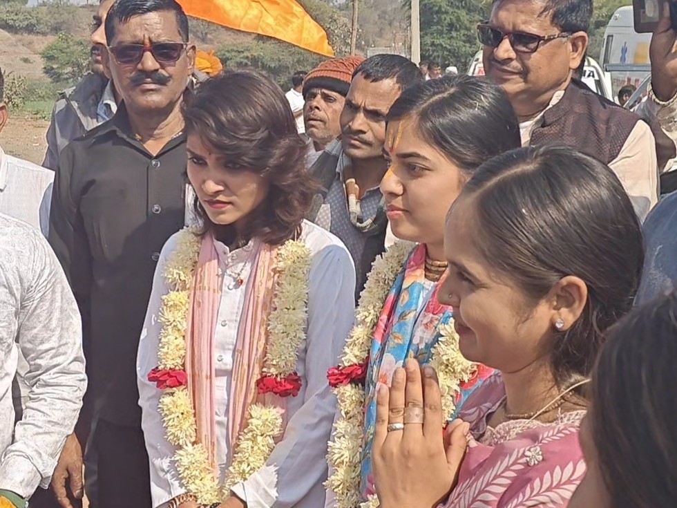 पदयात्रा में शामिल पीठाधीश्वर श्रीधर बैरागी की शिष्य।