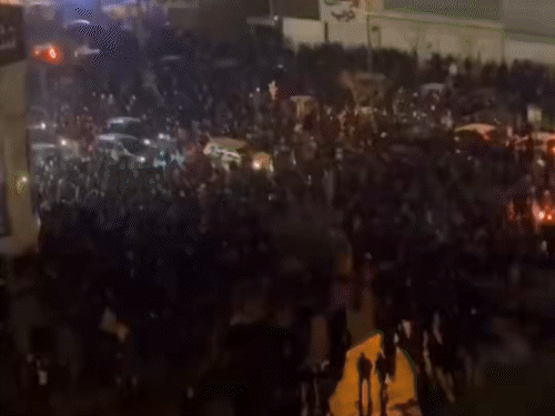 ईरान में 28 दिसंबर से शुरू हुए सरकार विरोधी प्रदर्शन अभी भी जारी हैं। - Dainik Bhaskar