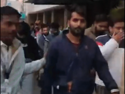 76 investors were duped in the name of doubling their money. | भारतीय रुपए को डॉलर में बदलने 3 करोड़ की ठगी: फाइनेंस ऑफिस खोला, लोगों को फायदे बताकर पैसे लिए; मुनाफा घटा तो ताला लगाकर भागा - Chhattisgarh News 4 रायपुर पुलिस ने ठगी के 25 एजेंट्स को गिरफ्तार किया है। ग्राहक-मददगारों की तलाश जारी है।